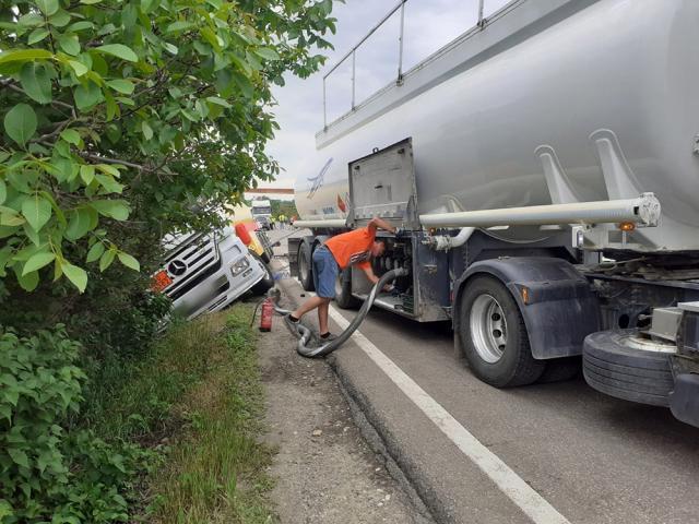 O autocisternă plină cu motorină s-a răsturnat pe E85, la Grănicești