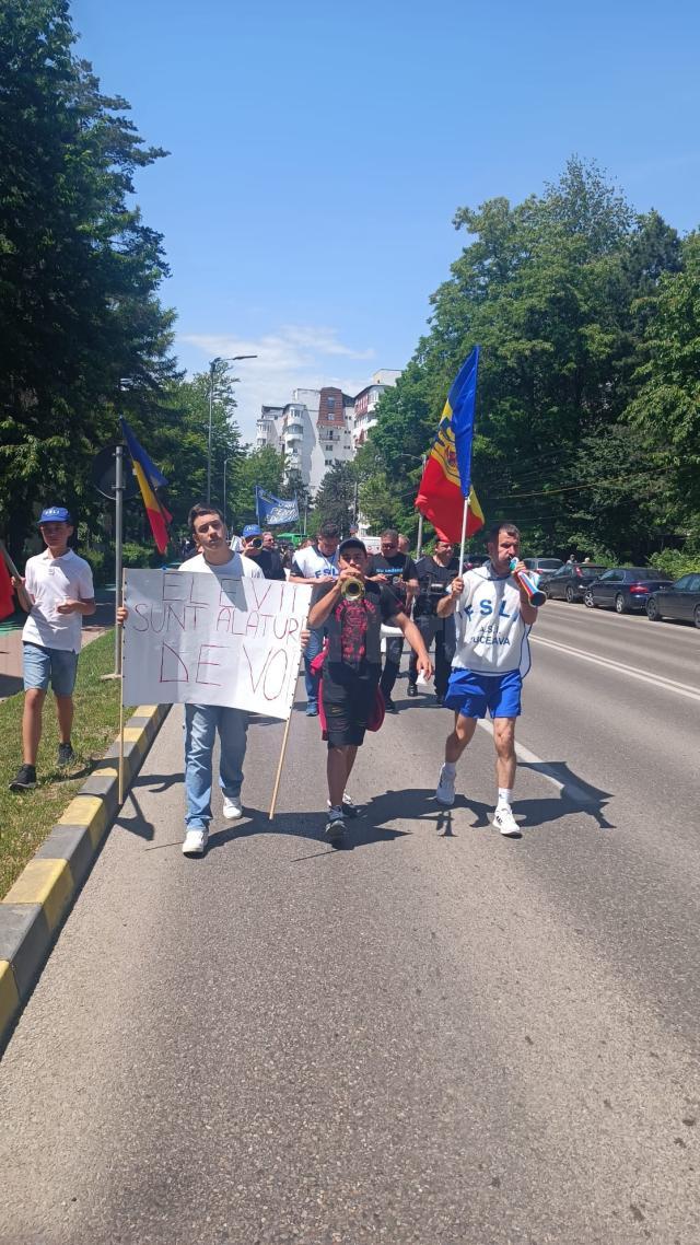 Elevul Samuel Scripcariuc, cu trompeta în fruntea marșului profesorilor suceveni