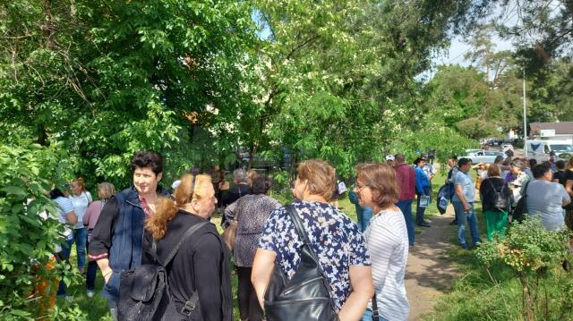 Protestul de vineri al profesorilor, mutat de autorități în boscheții din fața Inspectoratului Școlar
