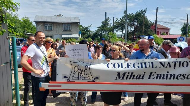 Protestul de vineri al profesorilor, mutat de autorități în boscheții din fața Inspectoratului Școlar 5