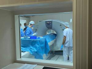 Operație de îndepărtare a unei tumori pulmonare, printr-o metodă folosită în premieră în România la Suceava