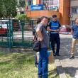 Profesorii greviști au fost întâmpinați vineri la Inspectoratul Școlar cu barieră păzită de jandarmi și trimiși să protesteze în boscheți