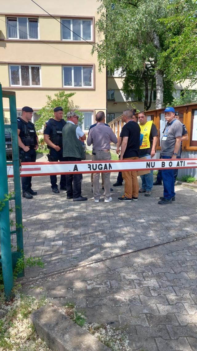 Profesorii greviști au fost întâmpinați vineri la Inspectoratul Școlar cu barieră păzită de jandarmi și trimiși să protesteze în boscheți