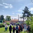 Profesorii greviști au fost întâmpinați vineri la Inspectoratul Școlar cu barieră păzită de jandarmi și trimiși să protesteze în boscheți
