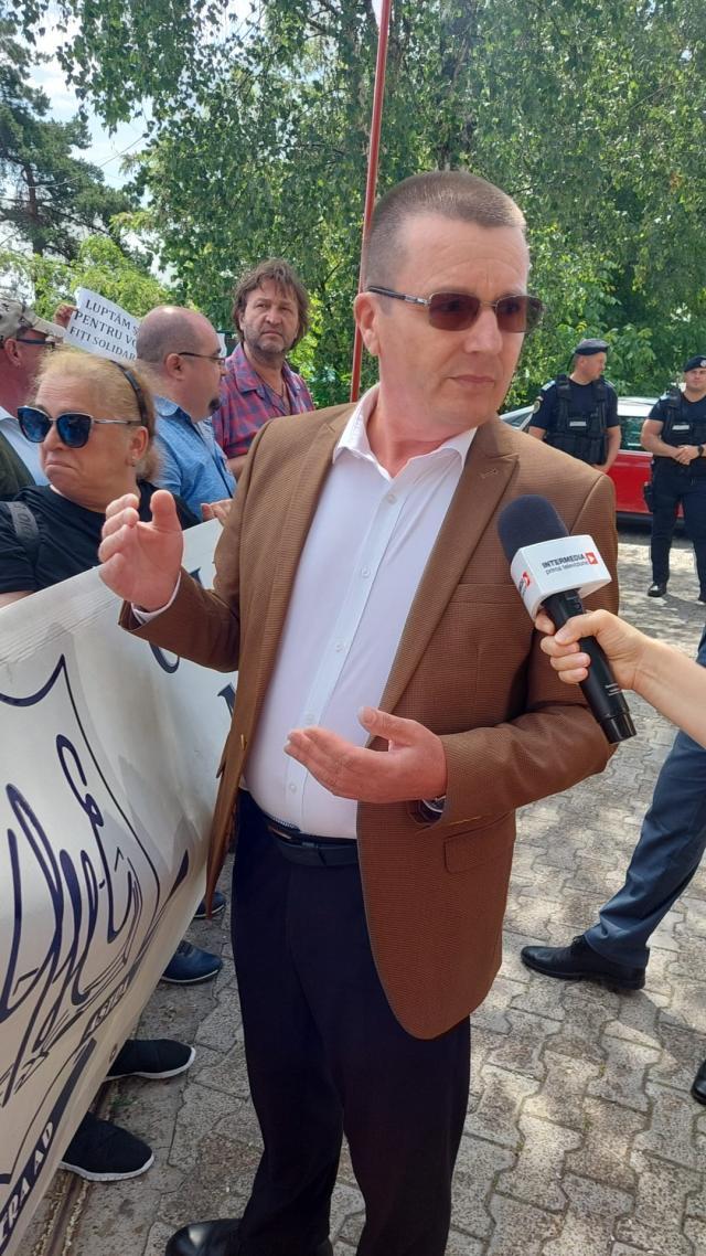 Profesorii greviști au fost întâmpinați vineri la Inspectoratul Școlar cu barieră păzită de jandarmi și trimiși să protesteze în boscheți