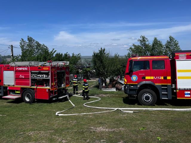 Incendiu foarte puternic la o casă și patru anexe