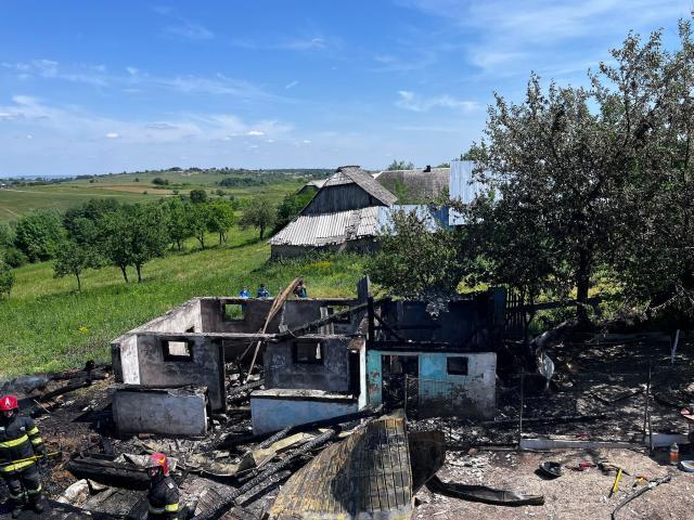 Incendiu foarte puternic la o casă și patru anexe