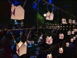 Mii de gulguțe au luminat aleile Parcului Central Suceava la „Festivalul Luminii”, ediția a X-a
