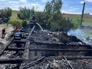 Un puternic incendiu a lăsat dezastru într-o gospodărie din Drăgoiești