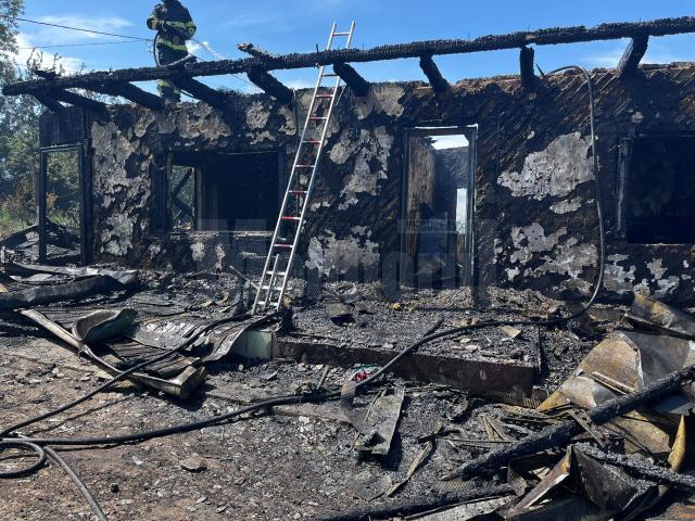 Un puternic incendiu a lăsat dezastru într-o gospodărie din Drăgoiești