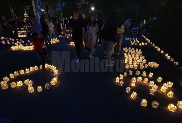 Mii de gulguțe au luminat aleile Parcului Central Suceava la „Festivalul Luminii”, ediția a X-a