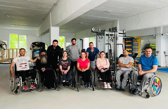 Primarul Bogdan Loghin a discutat cu membrii unui grup de persoane cu dizabilități locomotorii despre ceea ce trebuie făcut în sprijinul acestora