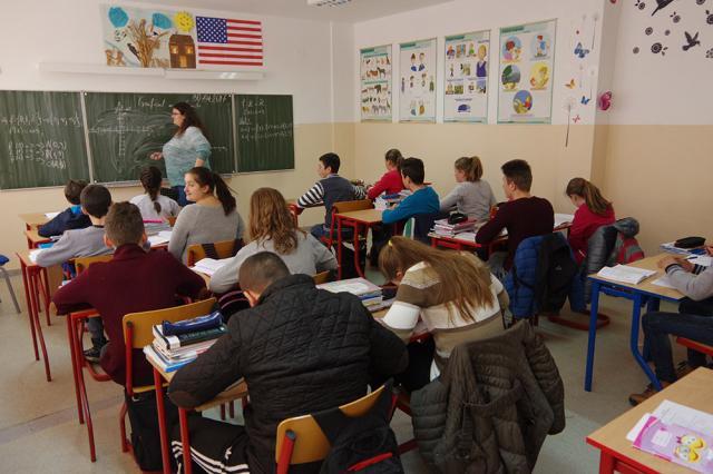 Elevii şi profesorii au revenit în clase