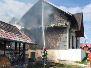 Incendiu puternic, care a afectat și o casă, pornit de la o lampă cu arzător