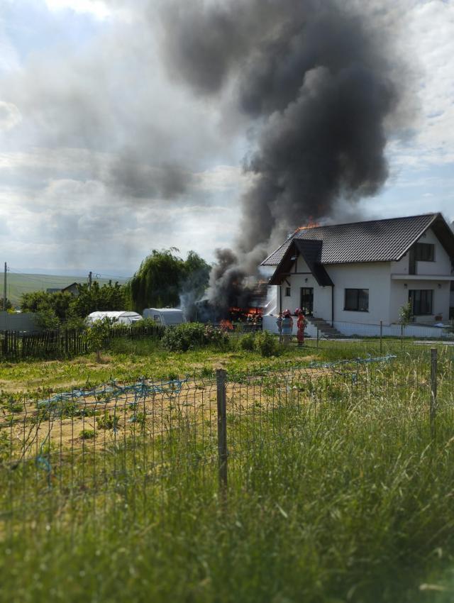 Incendiu puternic, care a afectat și o casă, pornit de la o lampă cu arzător