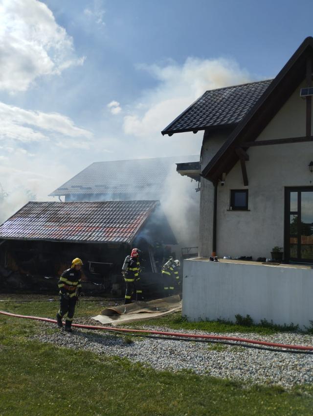 Incendiu puternic, care a afectat și o casă, pornit de la o lampă cu arzător