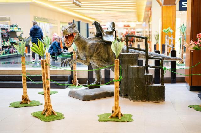 26 de specii preistorice de dinozauri, reproduse în mărime naturală, pot fi văzute și fotografiate la Iulius Mall Suceava (5)