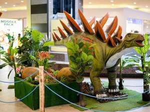 26 de specii preistorice de dinozauri, reproduse în mărime naturală, pot fi văzute şi fotografiate la Iulius Mall Suceava