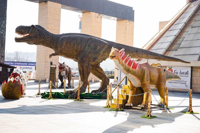 26 de specii preistorice de dinozauri, reproduse în mărime naturală, pot fi văzute şi fotografiate la Iulius Mall Suceava