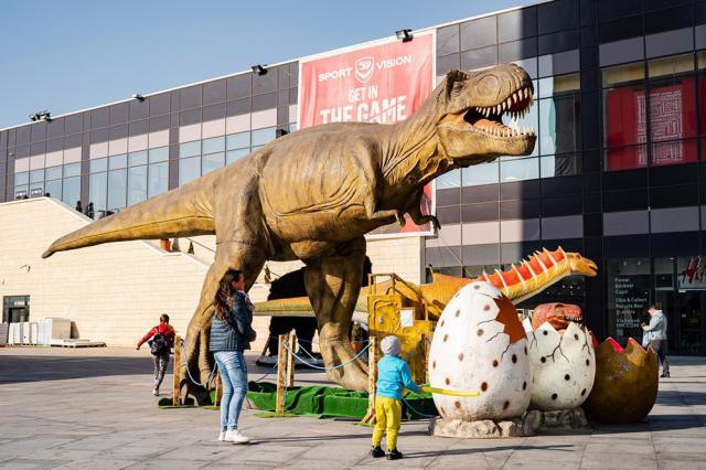 26 de specii preistorice de dinozauri, reproduse în mărime naturală, pot fi văzute şi fotografiate la Iulius Mall Suceava