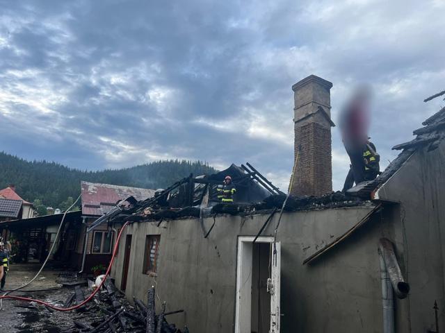 Incendiu puternic la o gospodărie din Vama