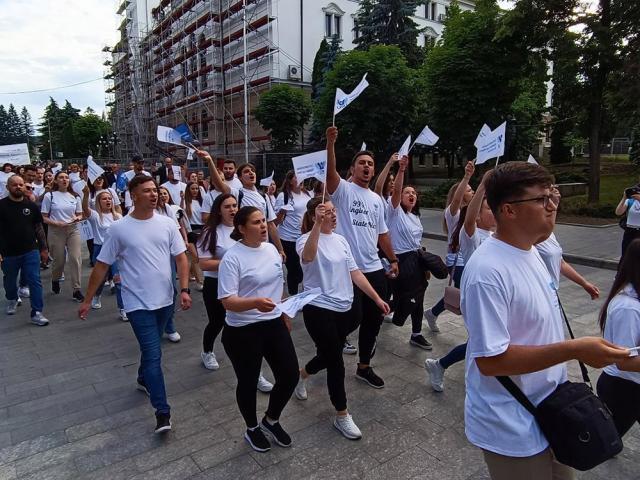 Emoţii şi bucurie în timpul marşului desfăşurat pe străzile oraşului