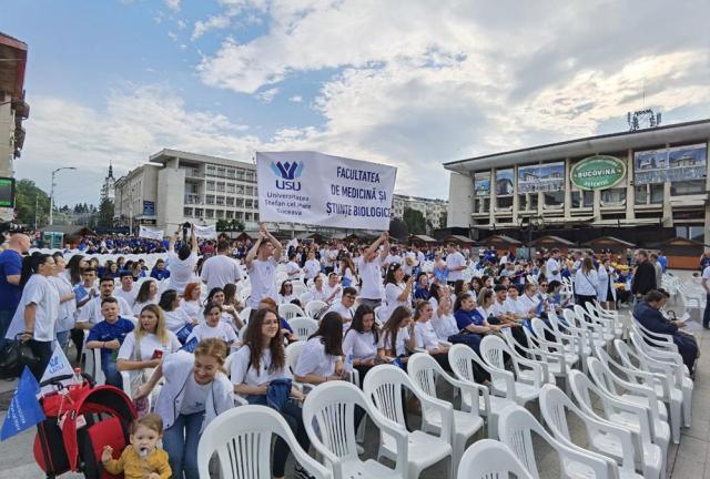 Peste 1.000 de studenţi adunaţi la Festivitatea de Absolvire a Promoţiei 2023 a USV