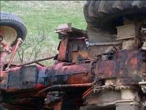 A căzut tractorul peste el în timp ce muncea la câmp. Foto bzi.ro