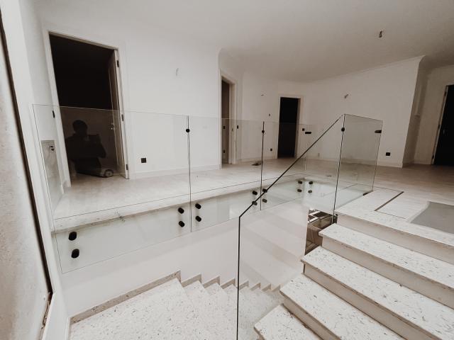 Eleganță și siguranță: Descoperă Balustradele din Sticlă pentru un Design unic