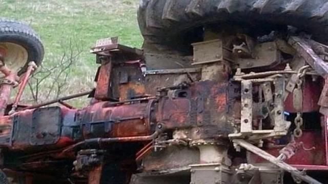 A căzut tractorul peste el în timp ce muncea la câmp. Sursa bzi.ro