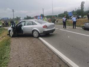 Un copil și mama acestuia, transportați la spital după un accident rutier