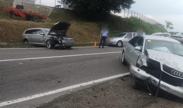 Un copil și mama acestuia, transportați la spital după un accident rutier