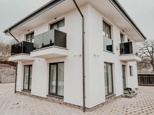 Eleganță și siguranță: Descoperă Balustradele din Sticlă pentru un Design unic