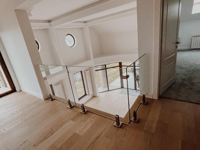 Eleganță și siguranță: Descoperă Balustradele din Sticlă pentru un Design unic