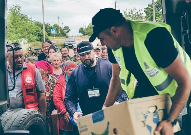 Alimente, apă, produse de igienă și haine pentru 3.000 de persoane din zonele distruse de război, oferite de voluntarii conduși de Ghiță “Ursul carpatin”