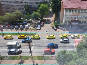 Sute de taximetriști suceveni au ieșit încolonați pe străzile municipiului Suceava, protestând cântra companiilor de ride-sharing