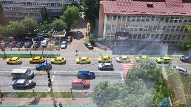Sute de taximetriști suceveni au ieșit încolonați pe străzile municipiului Suceava, protestând cântra companiilor de ride-sharing