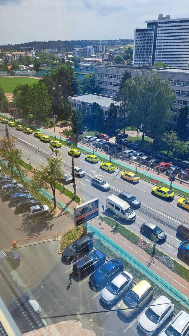 Sute de taximetriști suceveni au ieșit încolonați pe străzile municipiului Suceava, protestând cântra companiilor de ride-sharing 3