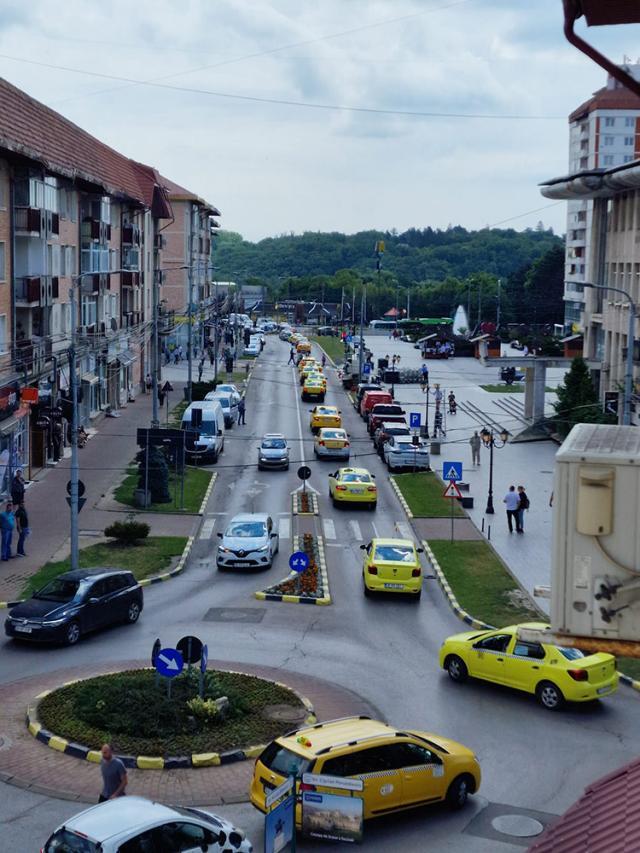Sute de taximetriști suceveni au ieșit încolonați pe străzile municipiului Suceava, protestând contra companiilor de ride-sharing