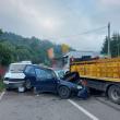 Un bărbat a rămas încarcerat după un accident în care a fost implicată și o mașină cu butelii