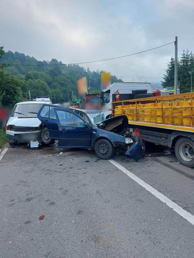 Un bărbat a rămas încarcerat după un accident în care a fost implicată și o mașină cu butelii