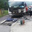 Un bărbat a rămas încarcerat după un accident în care a fost implicată și o mașină cu butelii