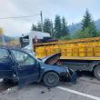 Un bărbat a rămas încarcerat după un accident în care a fost implicată și o mașină cu butelii