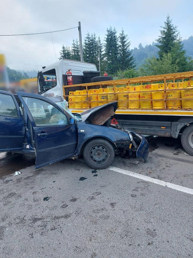 Un bărbat a rămas încarcerat după un accident în care a fost implicată și o mașină cu butelii