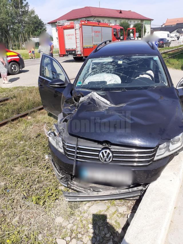 Autovehicul lovit de tren, la Bivolărie