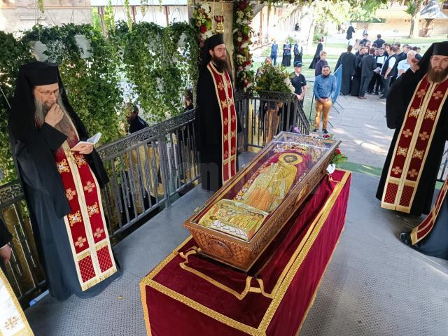 Procesiunea „Calea Sfinților”, purtând moaștele Sfântului Ioan cel Nou de la Suceava, a adunat mii de credincioși pe străzile orașului