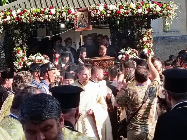 Procesiunea „Calea Sfinților”, purtând moaștele Sfântului Ioan cel Nou de la Suceava, a adunat mii de credincioși pe străzile orașului