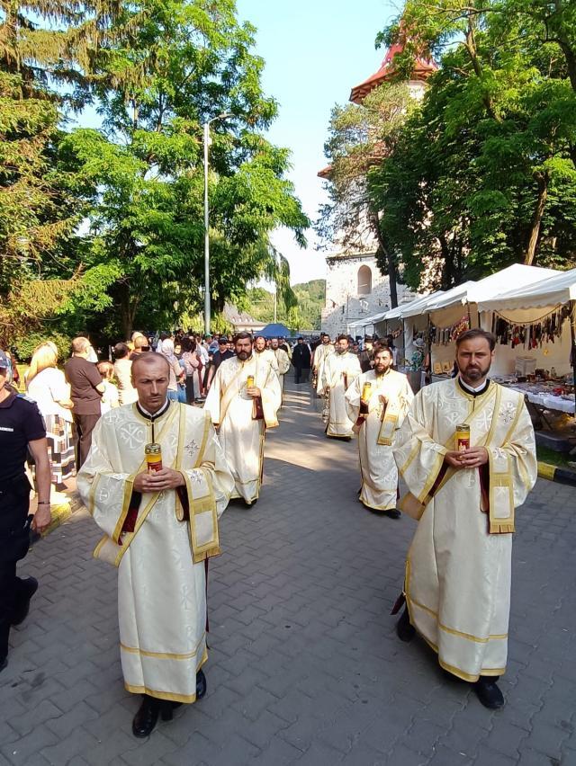 Procesiunea „Calea Sfinților”, purtând moaștele Sfântului Ioan cel Nou de la Suceava, a adunat mii de credincioși pe străzile orașului