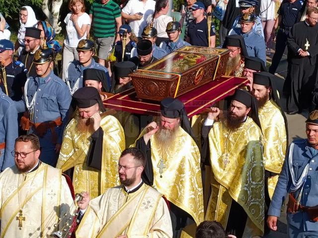 Procesiunea „Calea Sfinților”, purtând moaștele Sfântului Ioan cel Nou de la Suceava, a adunat mii de credincioși pe străzile orașului