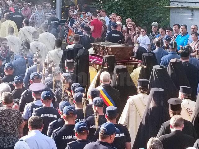 Procesiunea „Calea Sfinților”, purtând moaștele Sfântului Ioan cel Nou de la Suceava, a adunat mii de credincioși pe străzile orașului